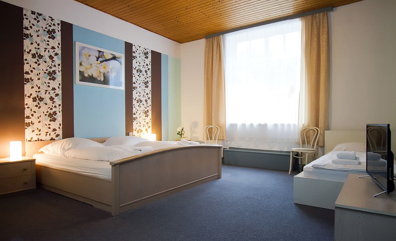 Eines unserer Mehrbettzimmer für bis zu 4 Personen / One of our multi-bed rooms for up to 4 people